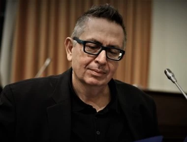 Με θέα το απέραντο γαλάζιο η τελευταία κατοικία του Θέμου Αναστασιάδη στη Μάνη (βίντεο)